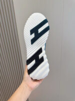 Suola di sneaker bianca con logo F e textures antiscivolo, perfetta per sport e stile urbano.