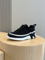 Sneaker nera con suola bianca, design moderno, comfort e stile casual sofisticato.