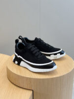 Sneakers nere e bianche dal design moderno, comfort e stile per ogni occasione.