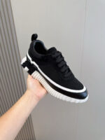Sneaker nera moderna con suola bianca e design urbano, perfetta per stile e comfort quotidiano.