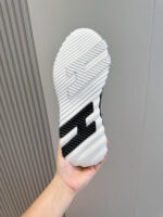 Sneaker moderna con suola antiscivolo e design sportivo elegante, ideale per comfort e stile quotidiano.