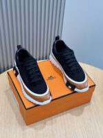 Sneakers moderne con dettagli bronzo su scatola arancione, stile urbano e design sportivo.