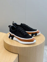 Sneakers nere e marroni moderne su piattaforma di legno, stile urbano e di tendenza.