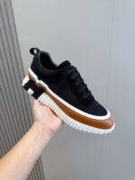 Sneaker moderna nera con sole tortora, dettagli chic e design minimalista per stile casual.