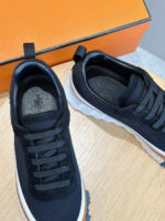 Sneakers nere moderne con suola bianca, design minimalista e dettagli pratici su superficie in legno