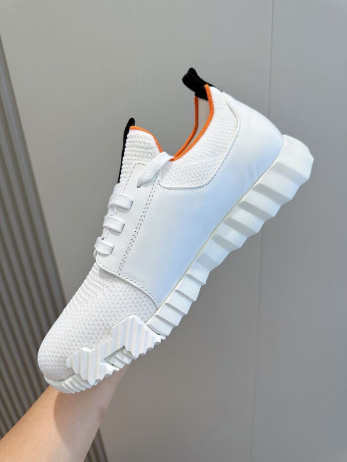 Sneaker bianca moderna con suola spessa, dettagli colorati e design minimalista trendy
