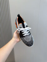 Scarpa sneakers moderna con dettagli colorati, design innovativo e stile trendy per ogni occasione.