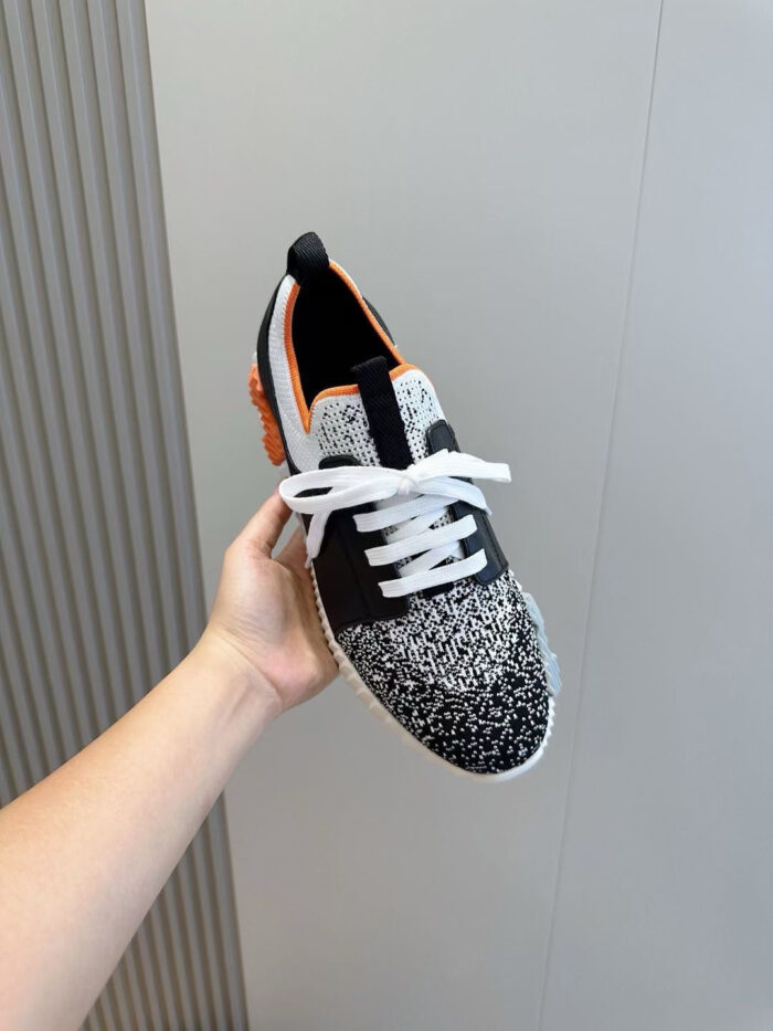 Scarpa sneakers moderna con dettagli colorati, design innovativo e stile trendy per ogni occasione.
