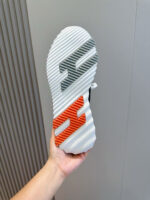 Scarpa sportiva moderna con suola colorata, design innovativo e grip avanzato per performance attiva.
