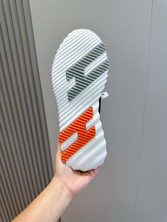 Scarpa sportiva moderna con suola colorata, design innovativo e grip avanzato per performance attiva.