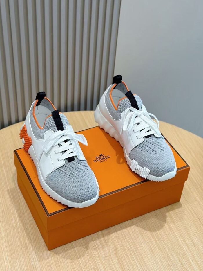 Scarpe da ginnastica moderne su scatola arancione di design, stile trendy e elegante.