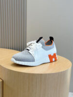 Sneaker moderna con dettagli colorati, su base bianca e su supporto in legno, stile sportivo.
