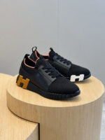 Sneakers moderne con dettagli colorati su piattino di legno, stile elegante e personalizzato.