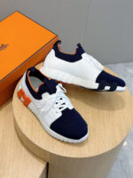 Sneakers blu e bianco moderne su pedana di legno, perfette per stile e comfort casuale.