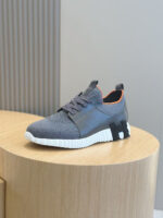 Sneaker moderna con suola chunky, design sportivo e dettagli colorati, perfetta per stile e comfort quotidiano.