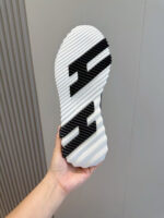 Sole di sneaker moderno con logo stilizzato, grip migliorato e design trendy.