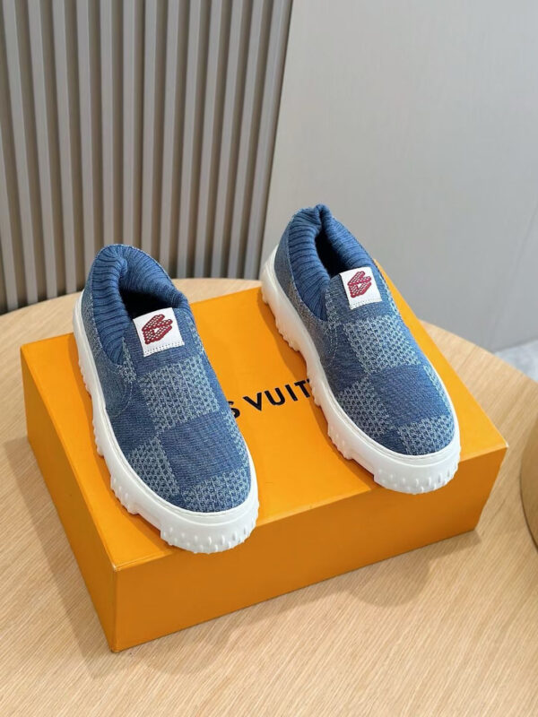 Sneakers Louis Vuitton blu con suola bianca, design moderno e stile di lusso.