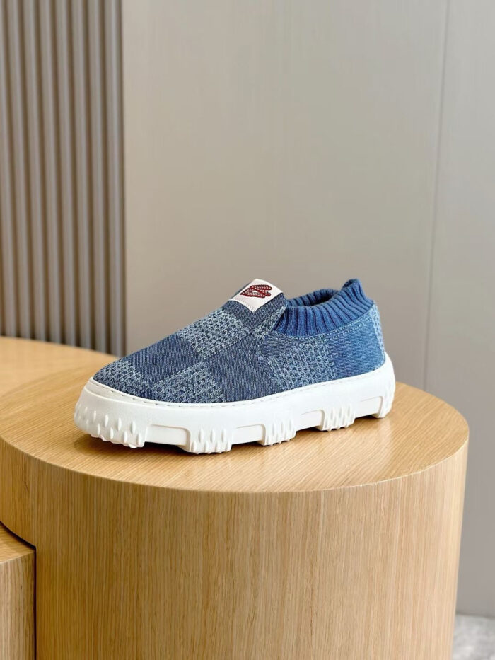 Sneaker blu senza lacci, suola bianca moderna, design confortevole e stile urbano.