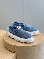 Scarpe slip-on blu eleganti e comode, stile moderno e versatile per ogni occasione.