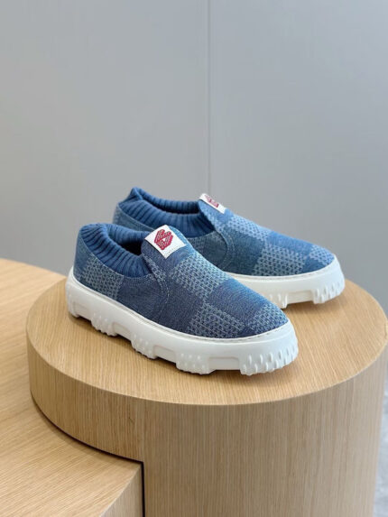 Scarpe slip-on blu eleganti e comode, stile moderno e versatile per ogni occasione.