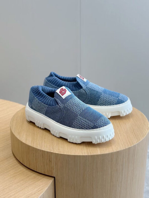 Scarpe slip-on blu eleganti e comode, stile moderno e versatile per ogni occasione.