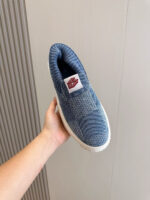 Scarpa slip-on blu con suola bianca, design casual e confortevole, perfetta per uscite quotidiane.
