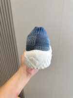 Scarpa sportiva moderna con design a gradiente blu, suola robusta e stile confortevole.