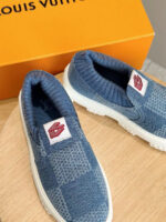 Sneaker blue slip-on Louis Vuitton con logo rosso e scatola arancione, stile casual e moderno.