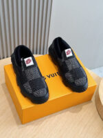 Scarpe Louis Vuitton senza lacci con logo, su scatola arancione brillante, stile moderno e di lusso.