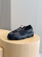 Scarpa slip-on moderna in maglia checkered con suola antiscivolo e design versatile.