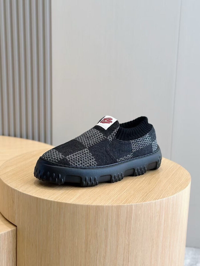 Scarpa slip-on moderna in maglia checkered con suola antiscivolo e design versatile.