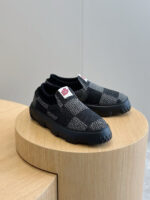 Scarpe moderne a scacchi su supporto in legno, stile minimalista e design elegante.