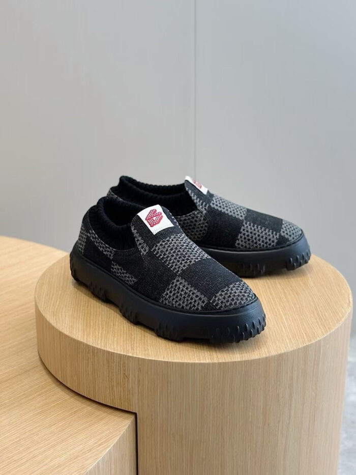 Scarpe moderne a scacchi su supporto in legno, stile minimalista e design elegante.