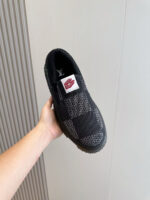 Scarpe nere minimaliste con logo, suola antiscivolo e design elegante per ogni occasione.