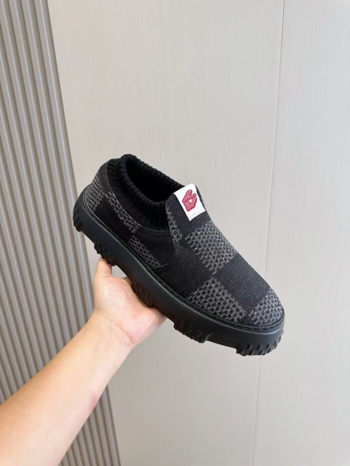 Sneaker nera moderna con suola antiscivolo e dettagli rossi, leggera e perfetta per stile e comfort.
