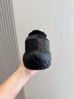 Scarpe da corsa nere moderne con suola antiscivolo e design minimalista per stile e comfort.