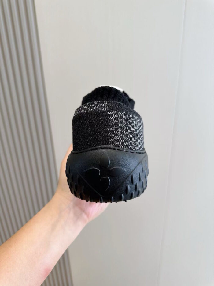 Scarpe da corsa nere moderne con suola antiscivolo e design minimalista per stile e comfort.