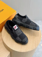 Sneaker slip-on uomo in tessuto nero e grigio con suola antiscivolo e design minimalista.