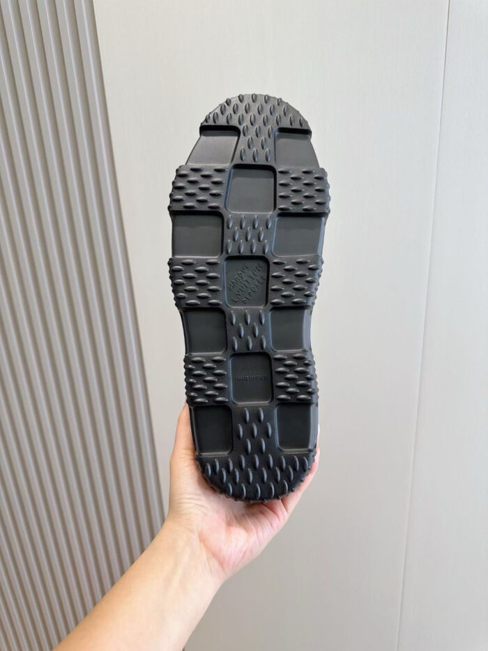 Suola sportiva con presa antiscivolo e design dettagliato, ideale per attività sportive e quotidiane.
