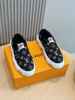 Scarpe slip-on di lusso con suola chunky e logo visibile su scatola arancione elegante.