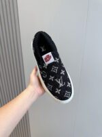Sneaker di lusso con logo iconico, design casual, suola bianca e dettagli eleganti.