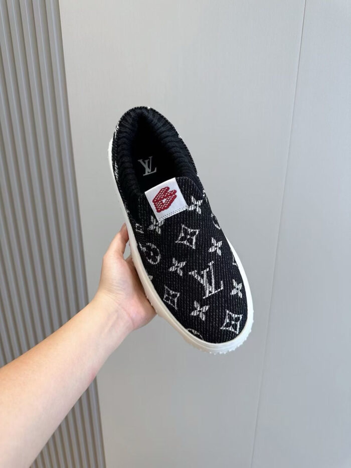 Sneaker di lusso con logo iconico, design casual, suola bianca e dettagli eleganti.