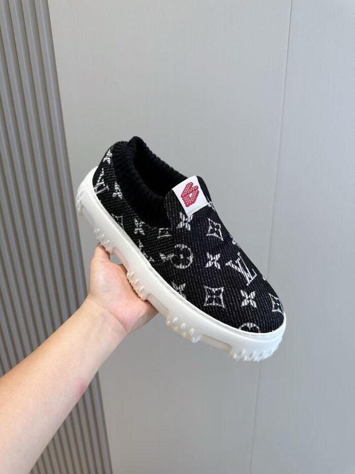 Sneaker Louis Vuitton nera in maglia slip-on con suola bianca e logo monogramma elegante.