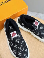 Scarpe slip-on Louis Vuitton con logo monogram e dettaglio rosso, in confezione di lusso.