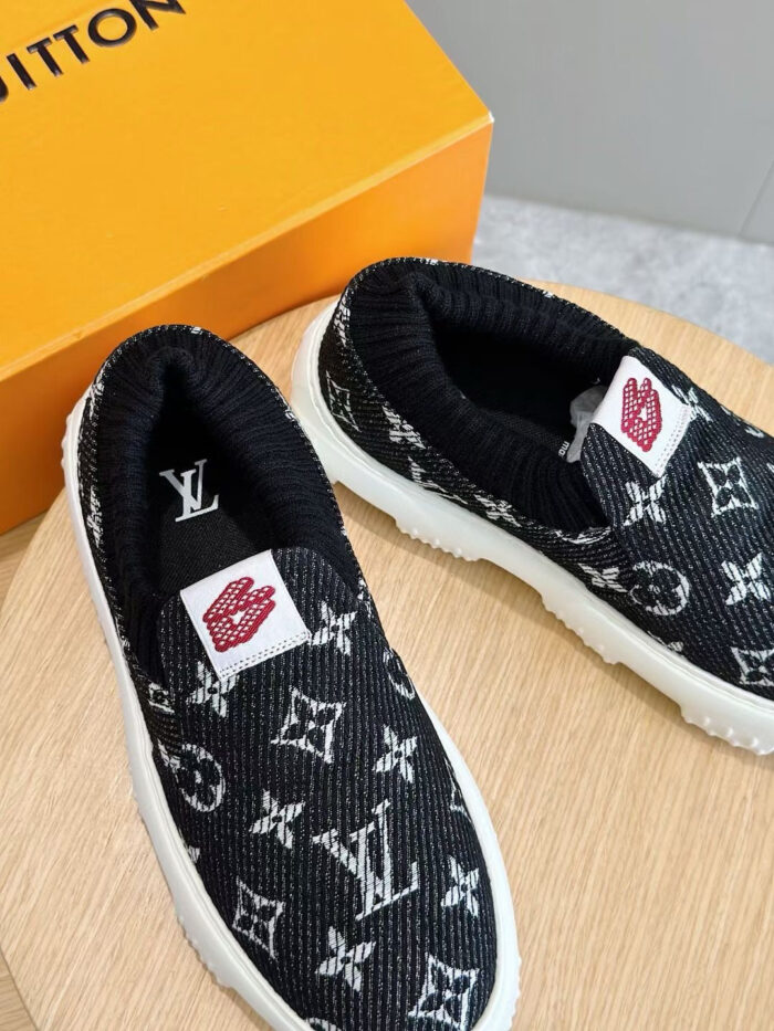 Scarpe slip-on Louis Vuitton con logo monogram e dettaglio rosso, in confezione di lusso.