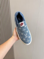Sneaker denim di lusso con logo, dettaglio rosso e design slip-on elegante e casual