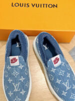 Sneaker Louis Vuitton in denim con logo e scatola arancione, stile esclusivo e alla moda.