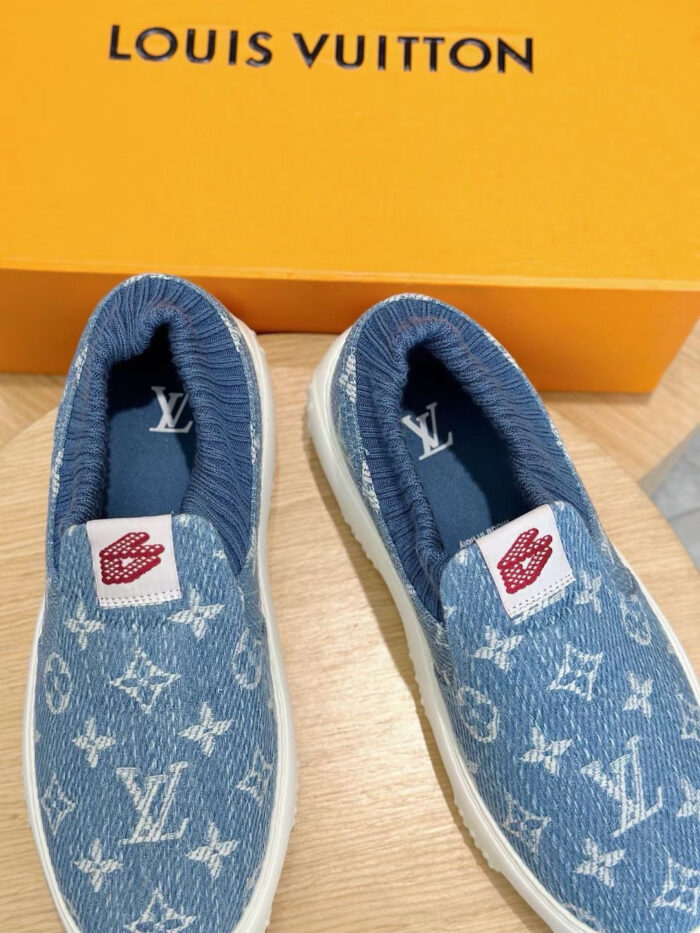 Sneaker Louis Vuitton in denim con logo e scatola arancione, stile esclusivo e alla moda.