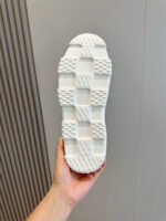 Sole di sneaker bianco minimalista con design antiscivolo e trazione moderna.