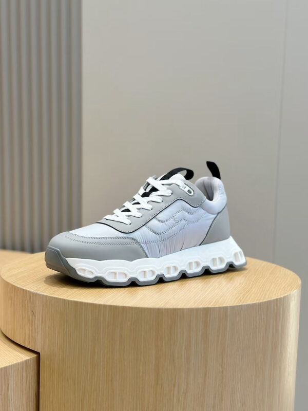 Sneaker grigia moderna con suola chunky e design sportivo per stile e comfort casual.
